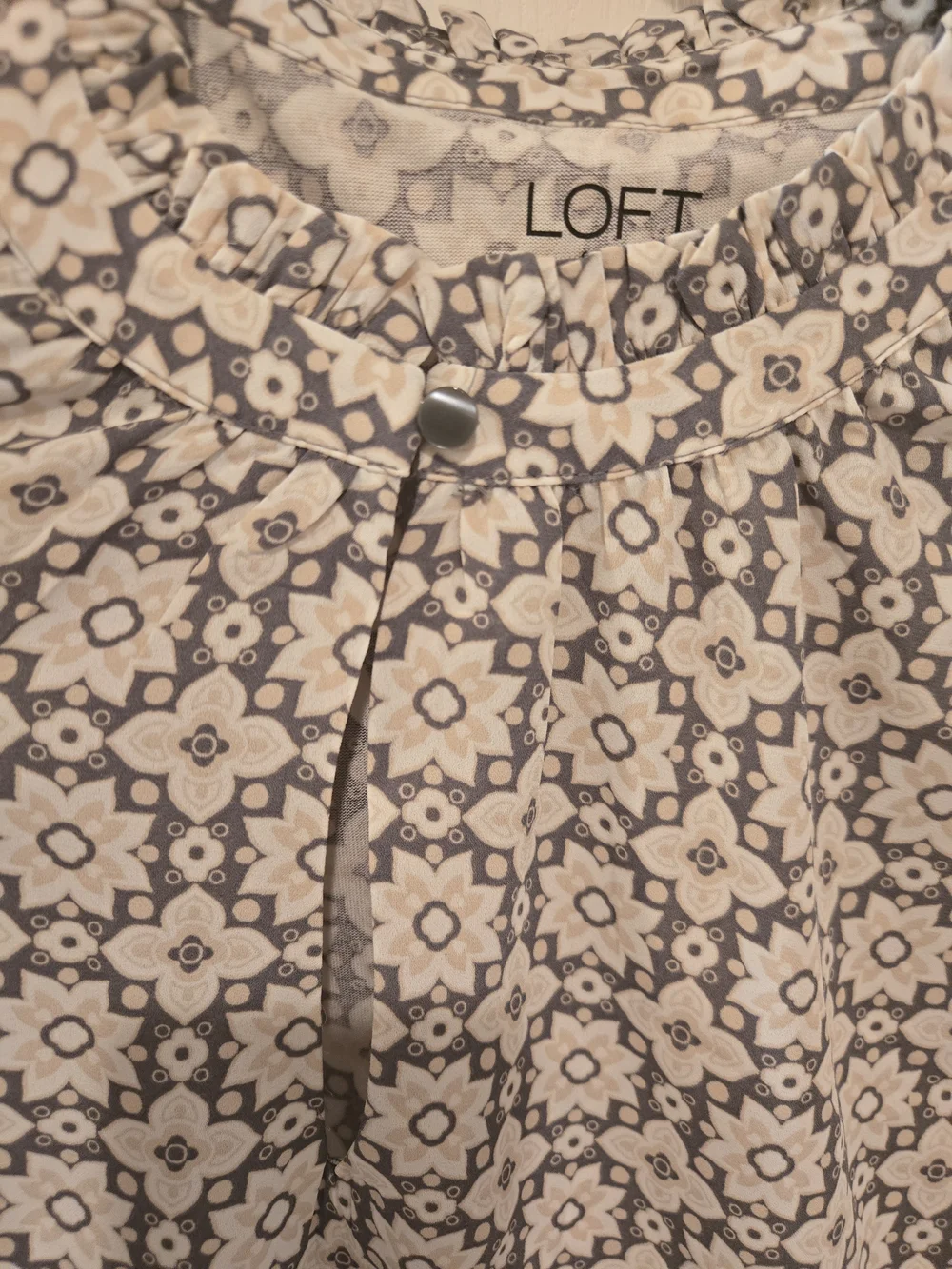 LOFT White and Gray Floral Print Puff Sleeve Top